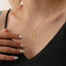 Colar com Pingente de Flor de Lótus – Símbolo de Renascimento e Clareza